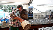 Augustiner gibt es im Festzelt vom Holzfass (©Foto:Martin Schmitz)